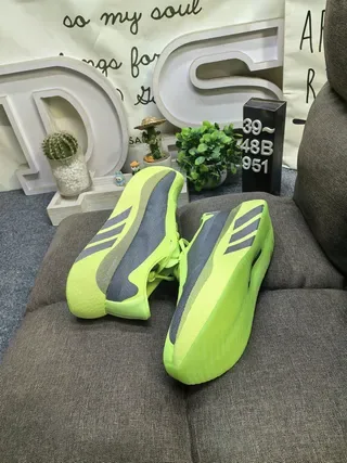 Adidas 黄色黑色针织鞋面雕塑凸纹中底生活方式运动鞋 6