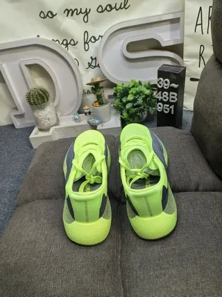 Adidas 黄色黑色针织鞋面雕塑凸纹中底生活方式运动鞋 8
