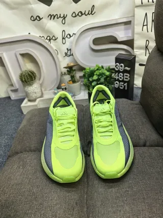 Adidas 黄色黑色针织鞋面雕塑凸纹中底生活方式运动鞋 10