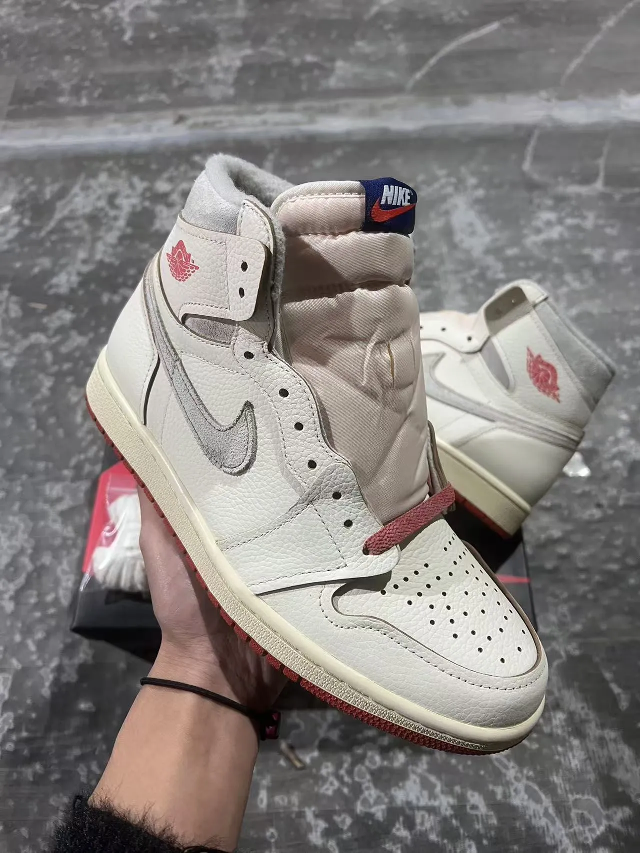 Air Jordan 1 Beige Red Tênis de basquete com parte superior de couro granulado de alta 2