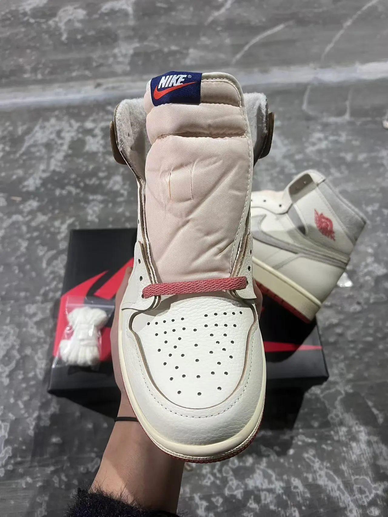 Air Jordan 1 Beige Red Tênis de basquete com parte superior de couro granulado de alta 3