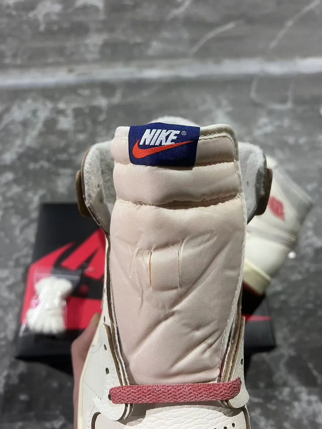 Air Jordan 1 Beige Red Tênis de basquete com parte superior de couro granulado de alta 4
