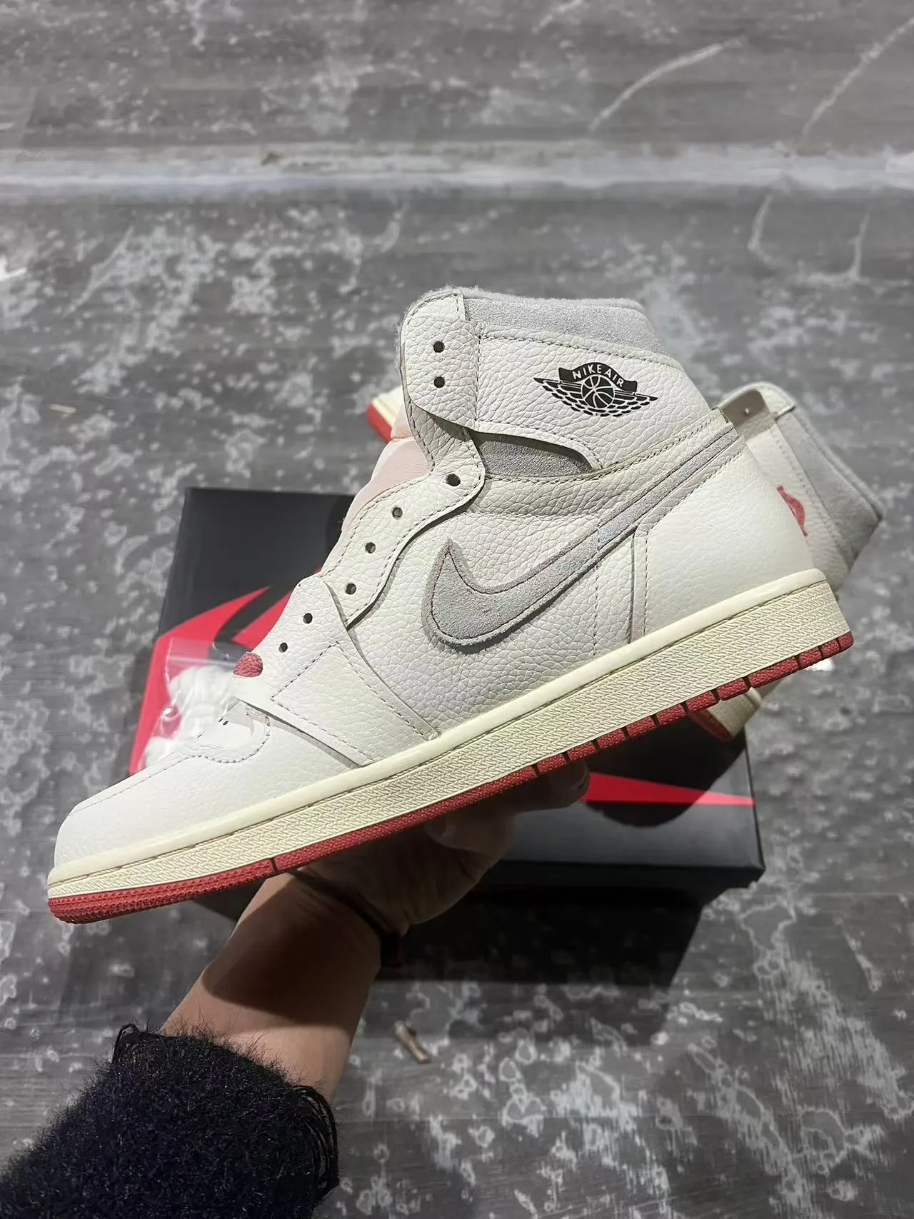 Air Jordan 1 Beige Red Tênis de basquete com parte superior de couro granulado de alta 5
