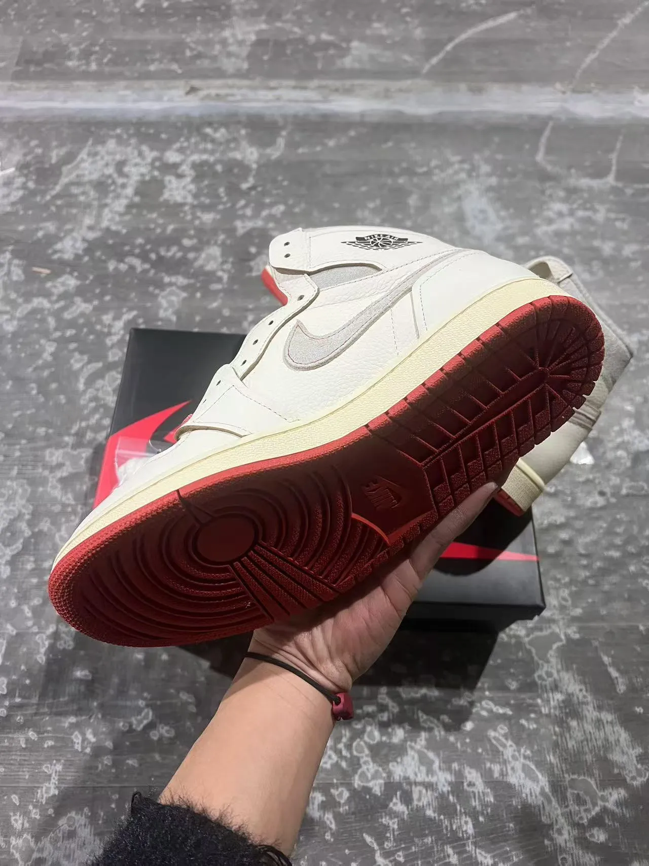 Air Jordan 1 Beige Red Tênis de basquete com parte superior de couro granulado de alta 6