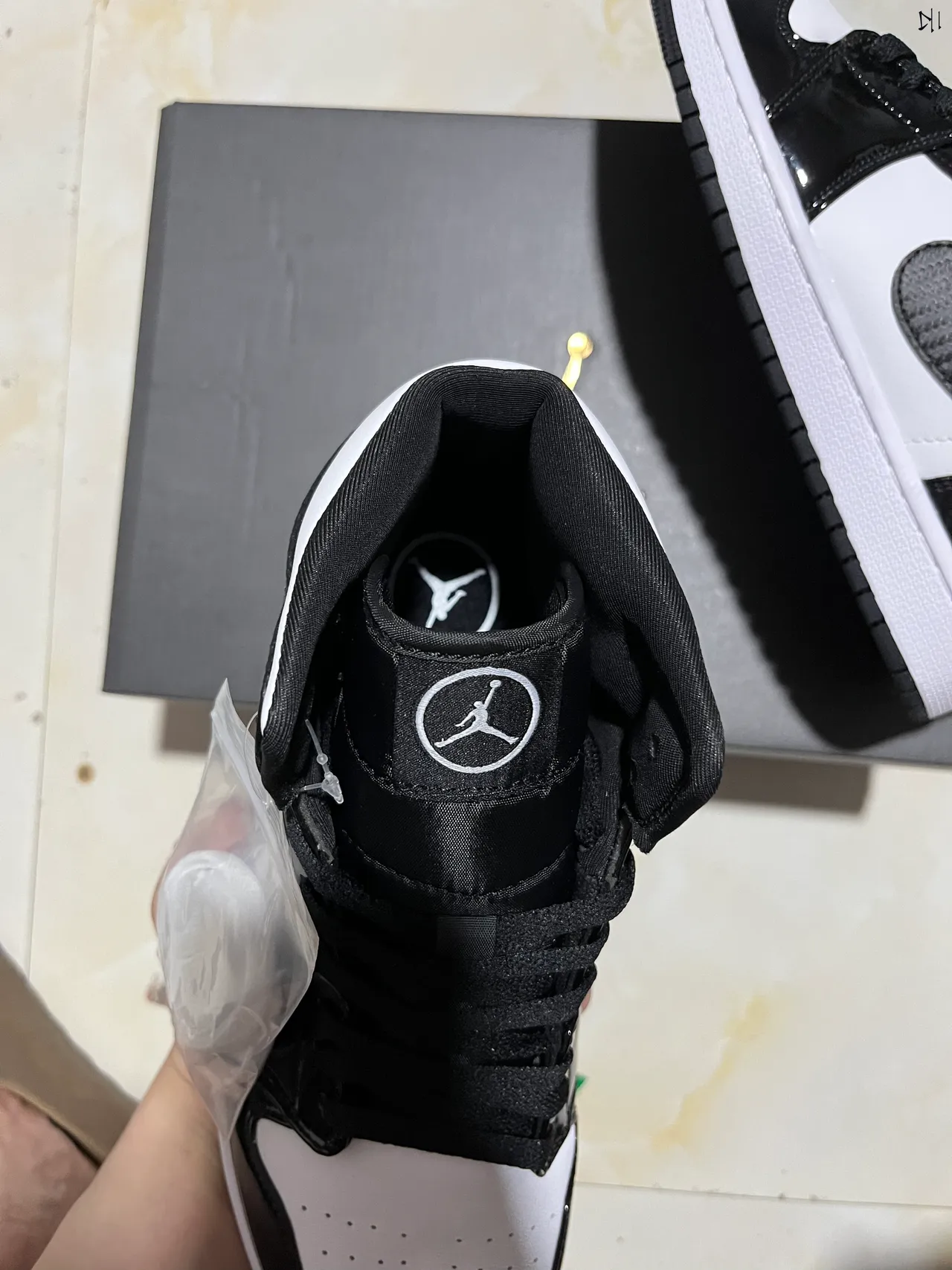 Air Jordan 1 chaussures de basketball montantes à texture en fibre de carbone noir et blanc 4