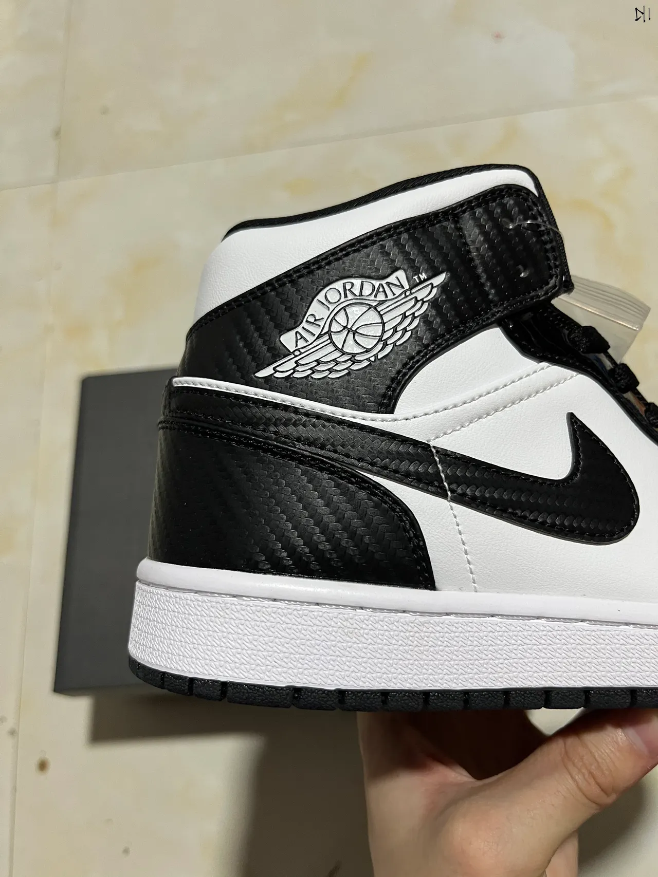 Air Jordan 1 chaussures de basketball montantes à texture en fibre de carbone noir et blanc 7