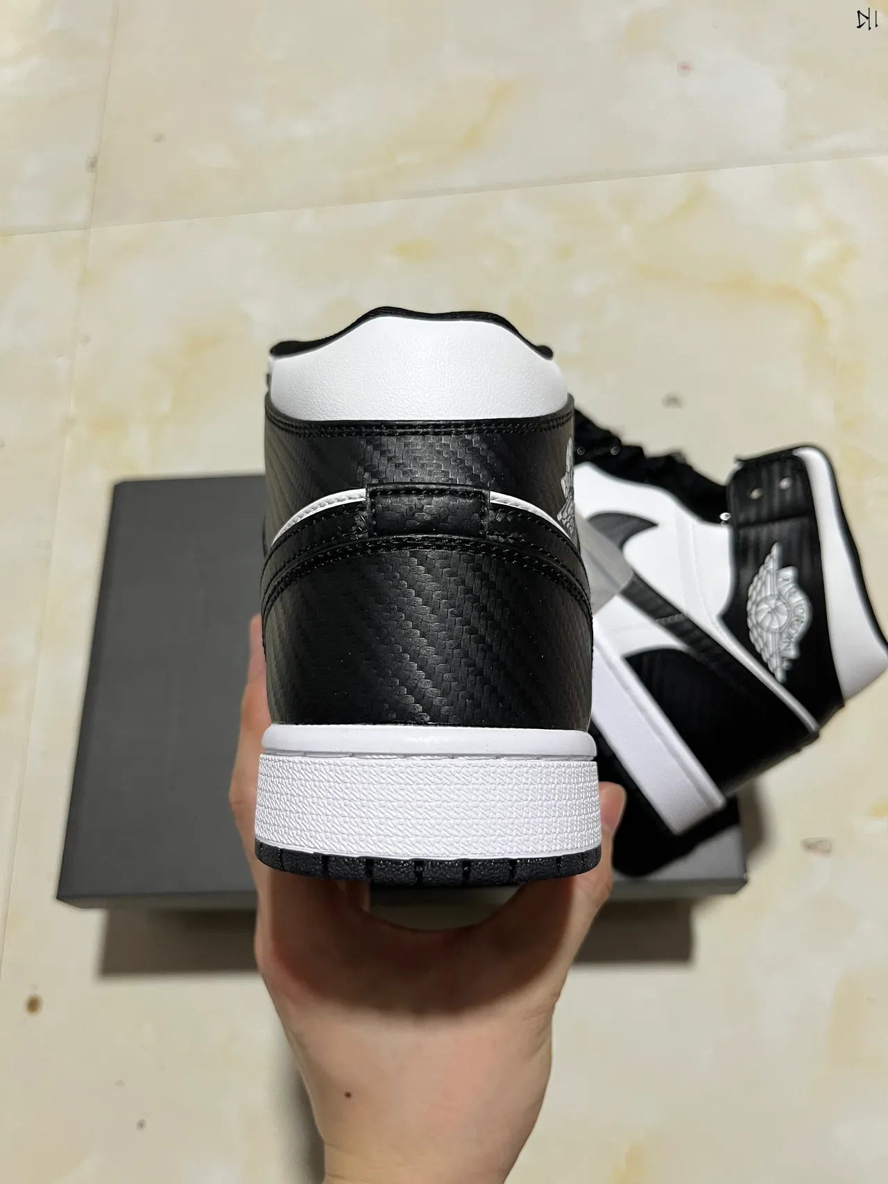 Air Jordan 1 chaussures de basketball montantes à texture en fibre de carbone noir et blanc 8