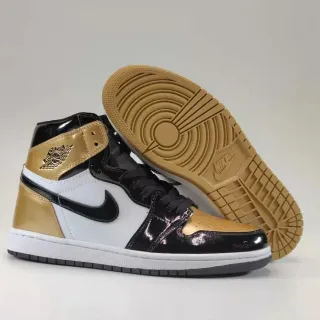 Tênis de basquete Air Jordan 1 High preto brilhante e dourado metálico