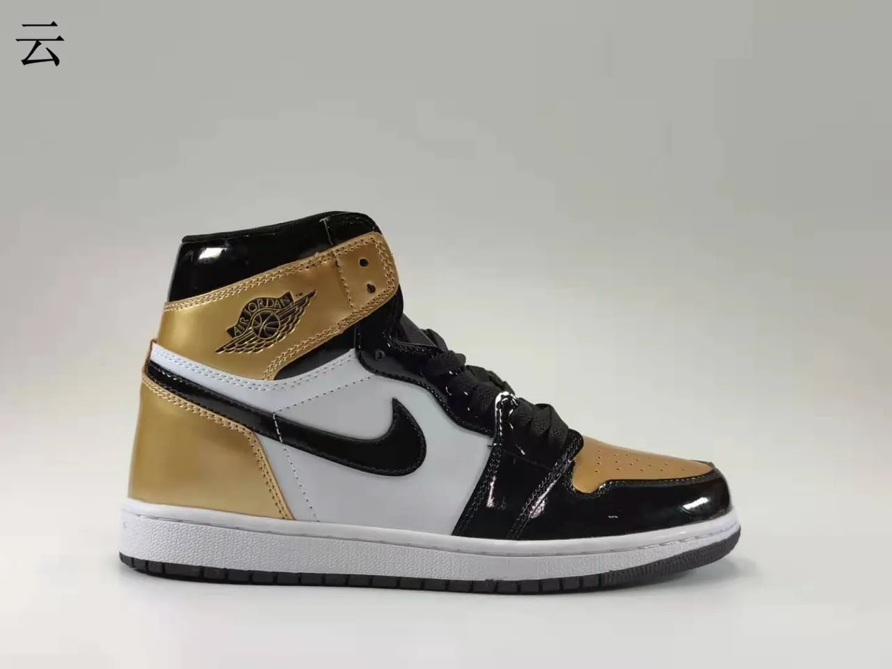 Chaussures de basketball Air Jordan 1 High noir brillant et or métallisé 2