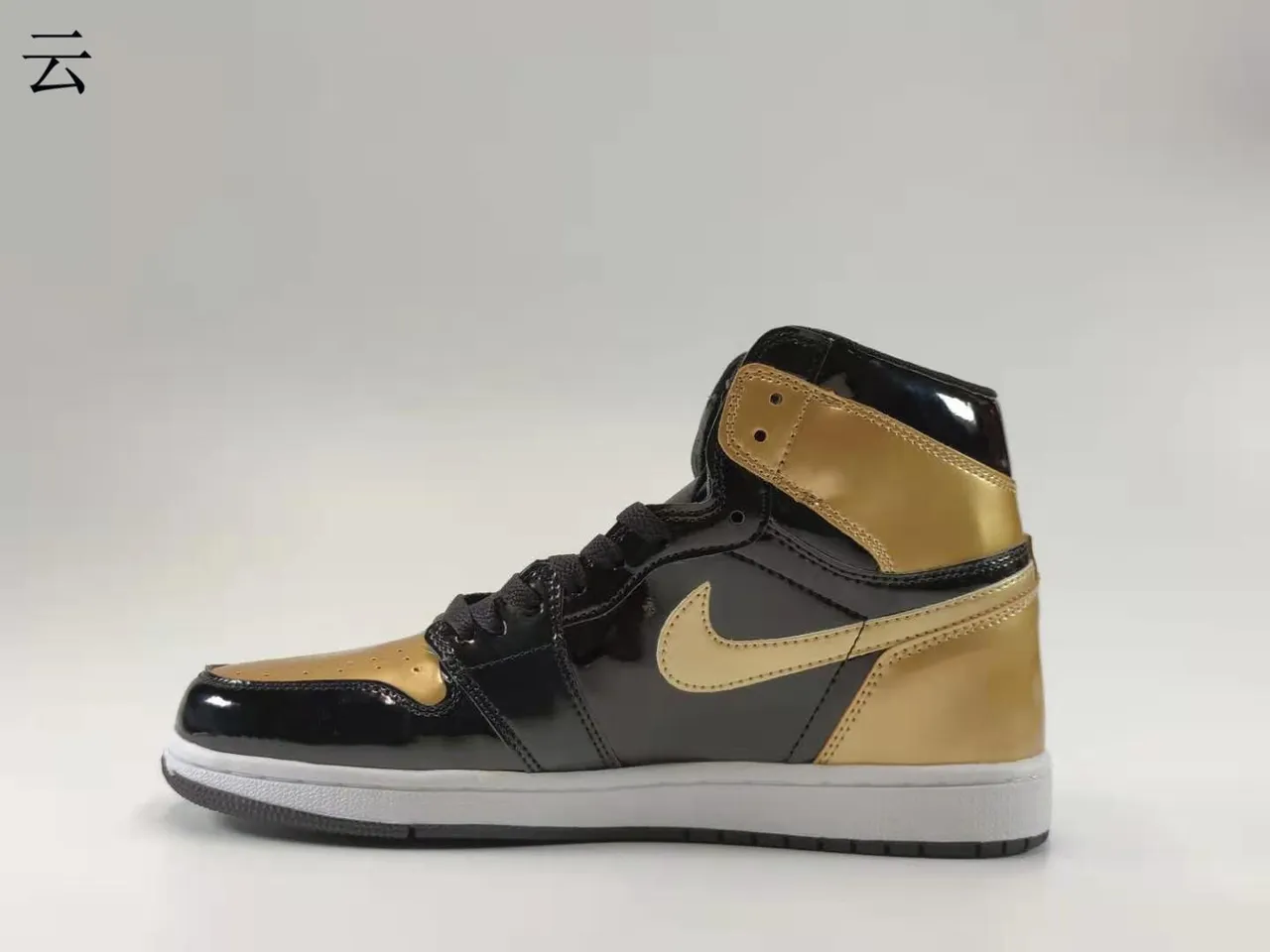 Chaussures de basketball Air Jordan 1 High noir brillant et or métallisé 5