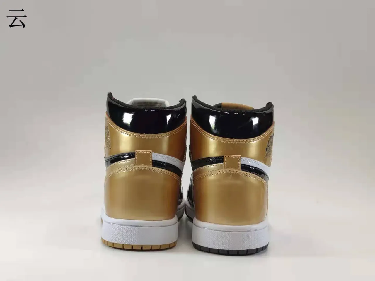 Chaussures de basketball Air Jordan 1 High noir brillant et or métallisé 6