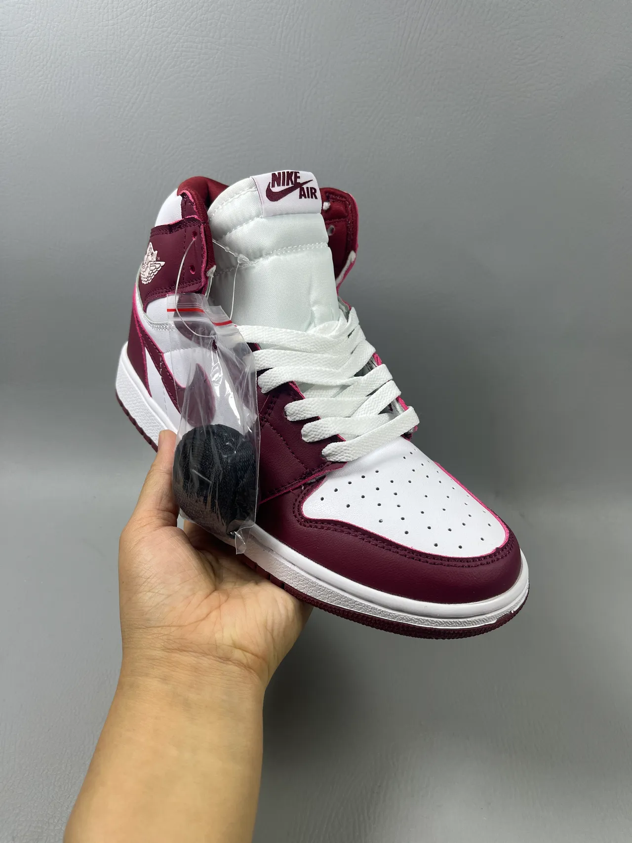 Tênis de basquete Air Jordan 1 High bordô e branco 2