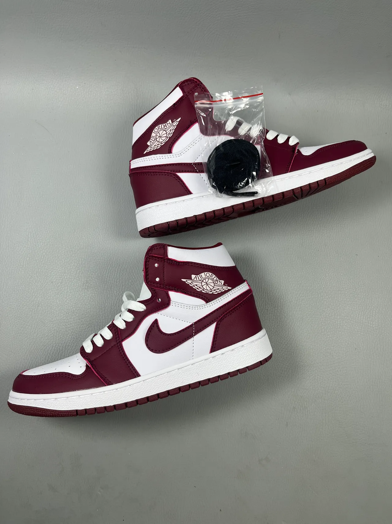 Tênis de basquete Air Jordan 1 High bordô e branco 3