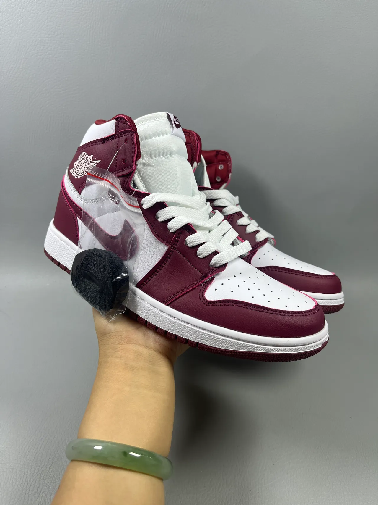 Tênis de basquete Air Jordan 1 High bordô e branco 4