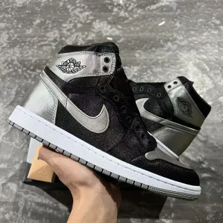 Tênis de basquete Air Jordan 1 High prata metálica e preto