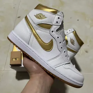 Tênis de basquete Air Jordan 1 High branco e dourado metálico