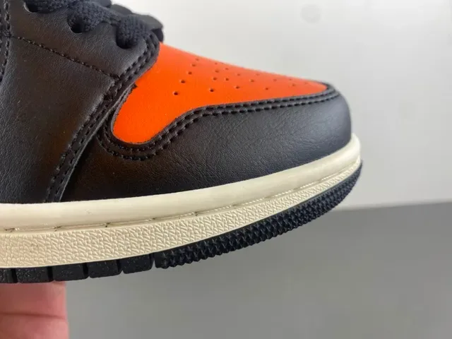 Tênis lifestyle Air Jordan 1 Low preto branco laranja 2