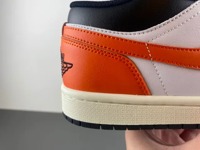 Tênis lifestyle Air Jordan 1 Low preto branco laranja 3