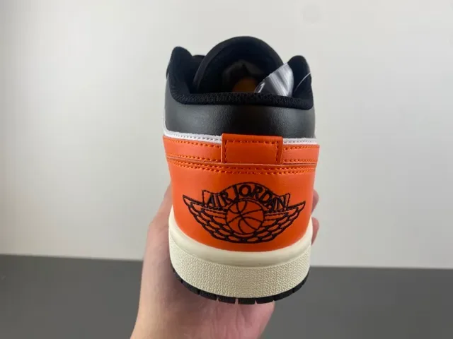 Tênis lifestyle Air Jordan 1 Low preto branco laranja 4