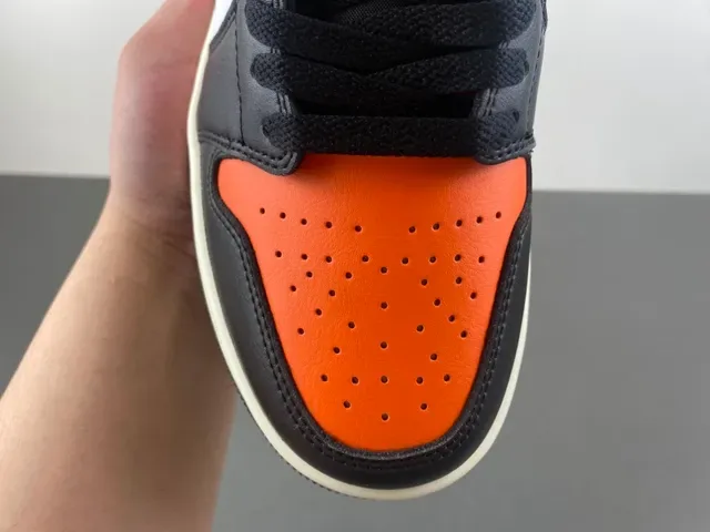 Tênis lifestyle Air Jordan 1 Low preto branco laranja 5