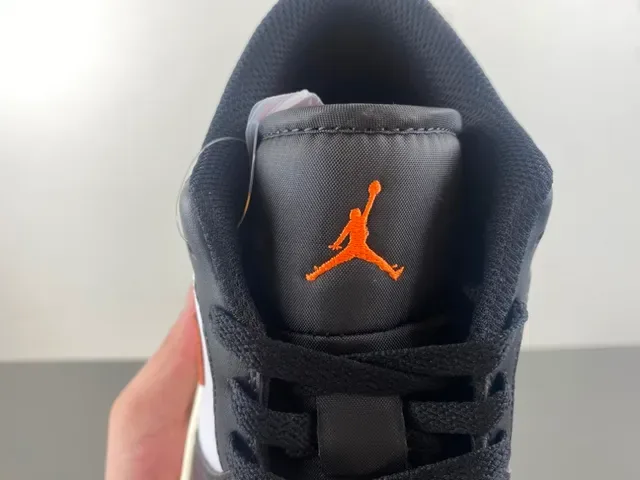 Tênis lifestyle Air Jordan 1 Low preto branco laranja 6