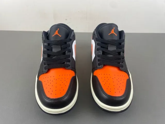 Tênis lifestyle Air Jordan 1 Low preto branco laranja 11