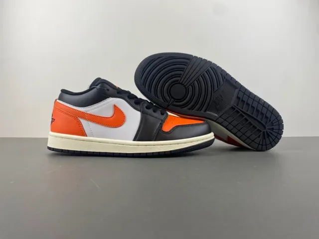 Tênis lifestyle Air Jordan 1 Low preto branco laranja 12
