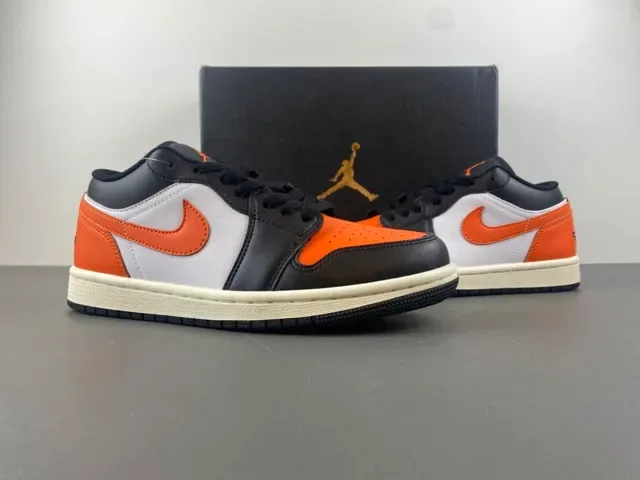 Tênis lifestyle Air Jordan 1 Low preto branco laranja 13