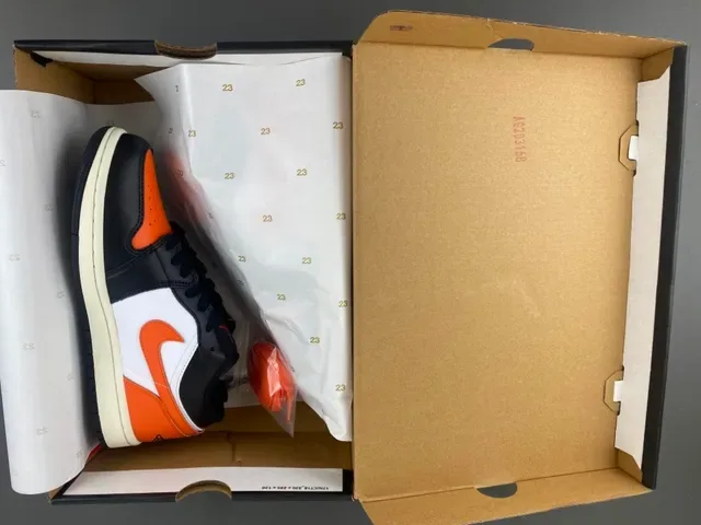 Tênis lifestyle Air Jordan 1 Low preto branco laranja 14
