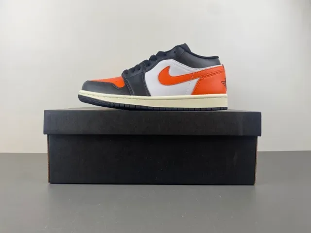 Tênis lifestyle Air Jordan 1 Low preto branco laranja 15