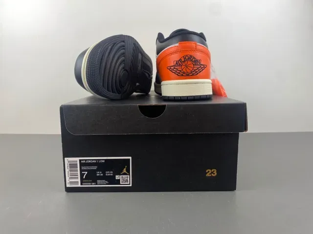 Tênis lifestyle Air Jordan 1 Low preto branco laranja 16