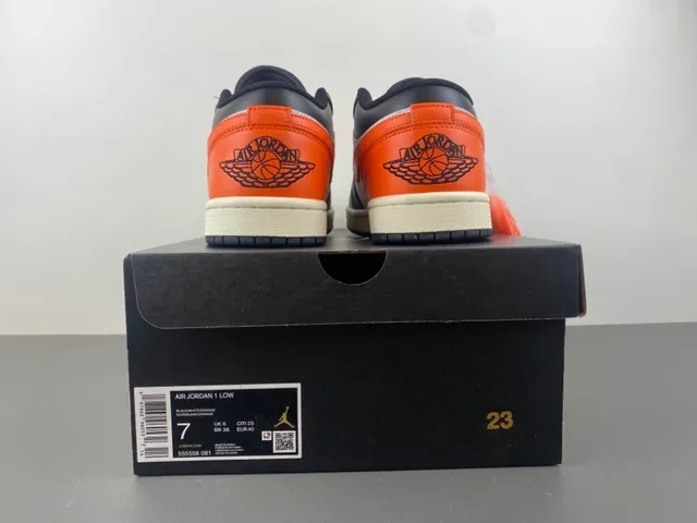 Tênis lifestyle Air Jordan 1 Low preto branco laranja 17