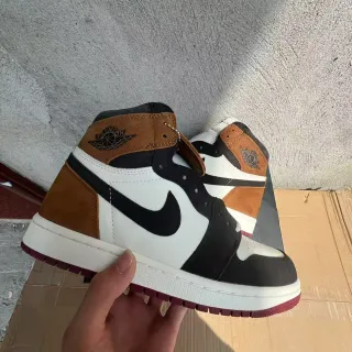 Air Jordan 1 أحذية كرة السلة عالية بلون أبيض وبني من السويد والجلد بانيلات