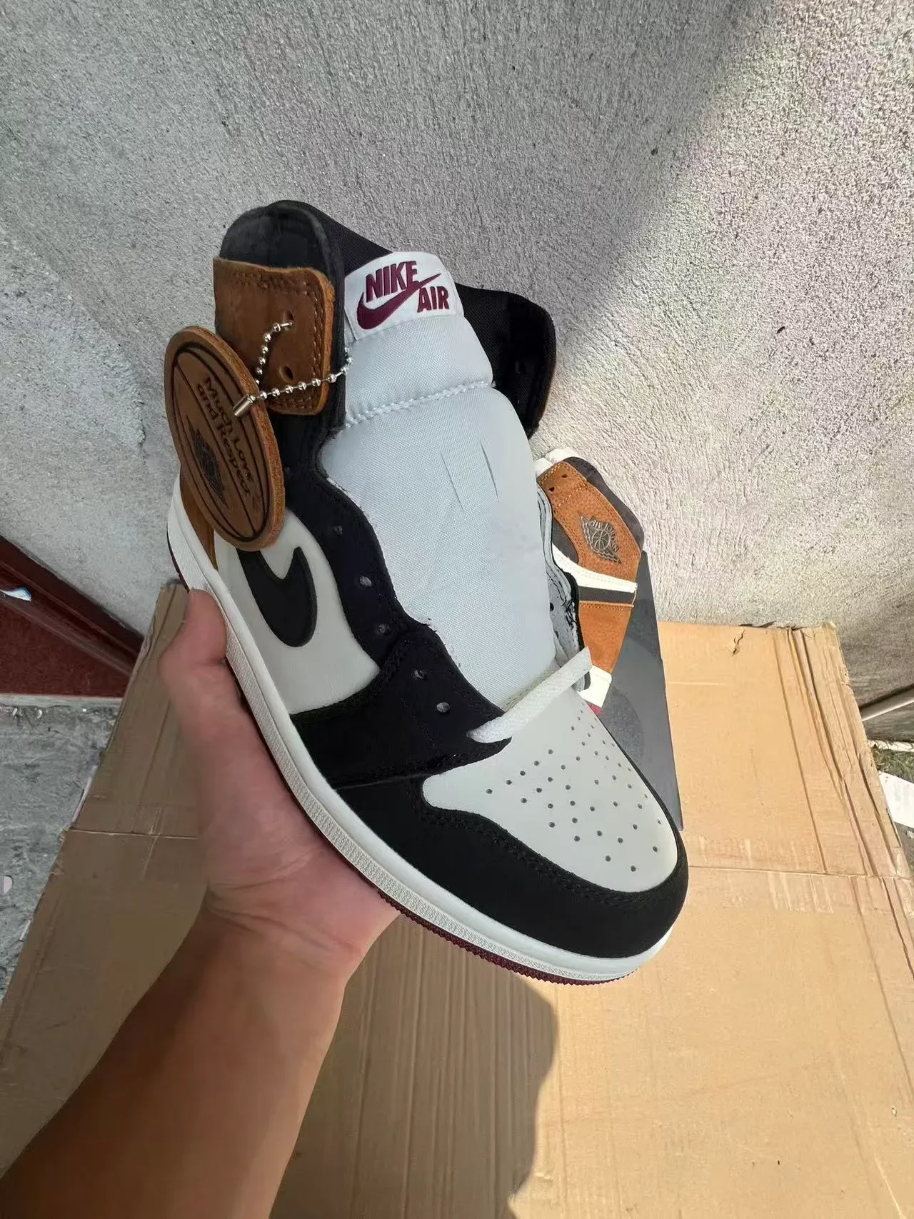 Air Jordan 1 أحذية كرة السلة عالية بلون أبيض وبني من السويد والجلد بانيلات 2