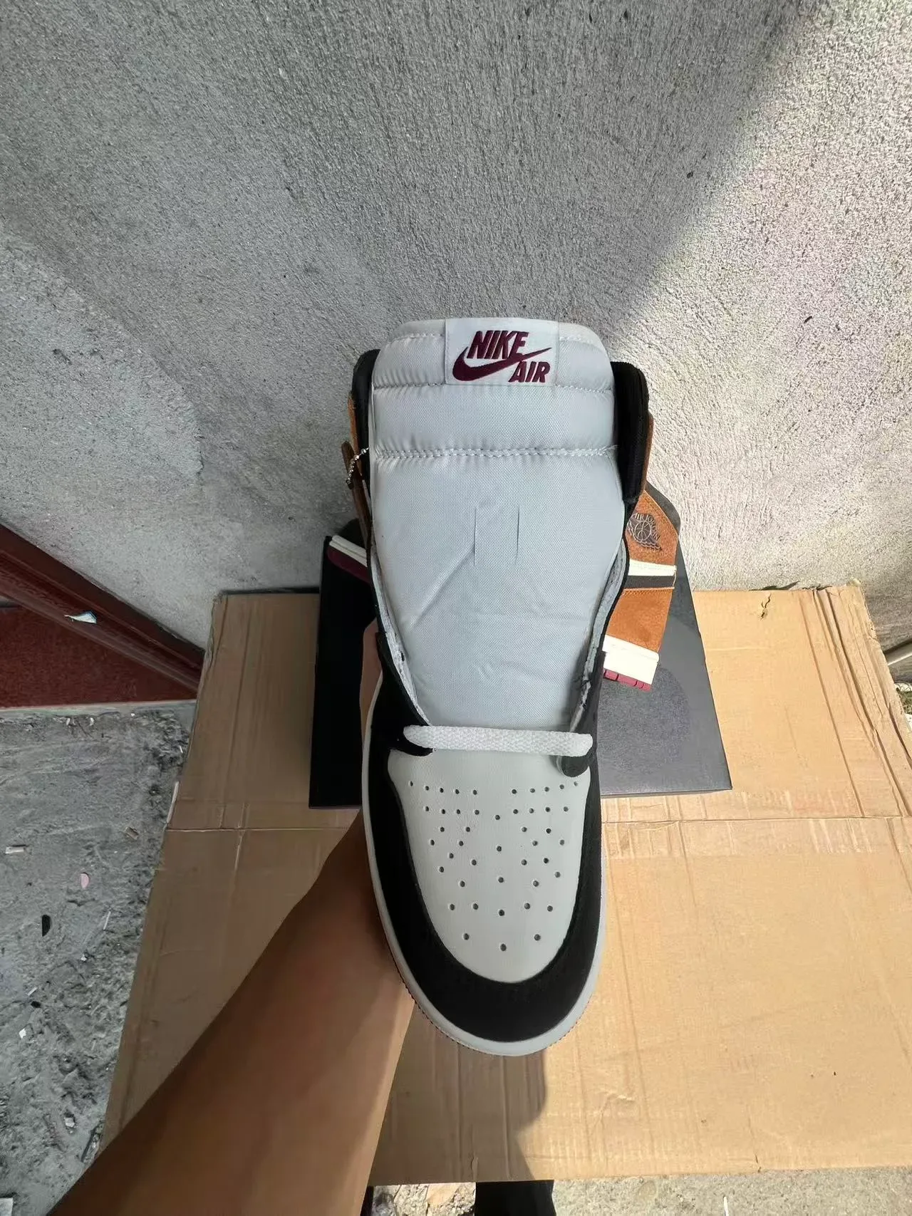 Air Jordan 1 أحذية كرة السلة عالية بلون أبيض وبني من السويد والجلد بانيلات 3