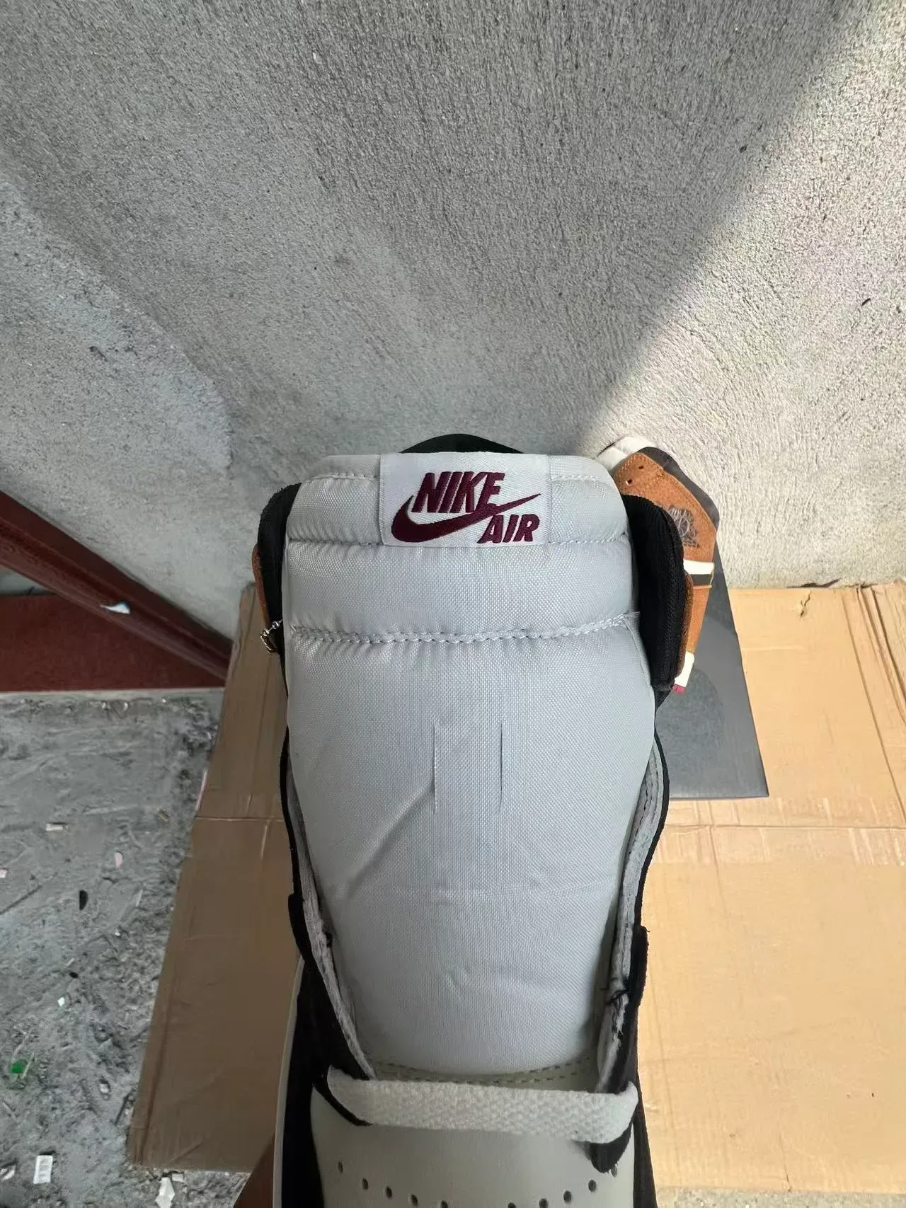 Air Jordan 1 أحذية كرة السلة عالية بلون أبيض وبني من السويد والجلد بانيلات 4