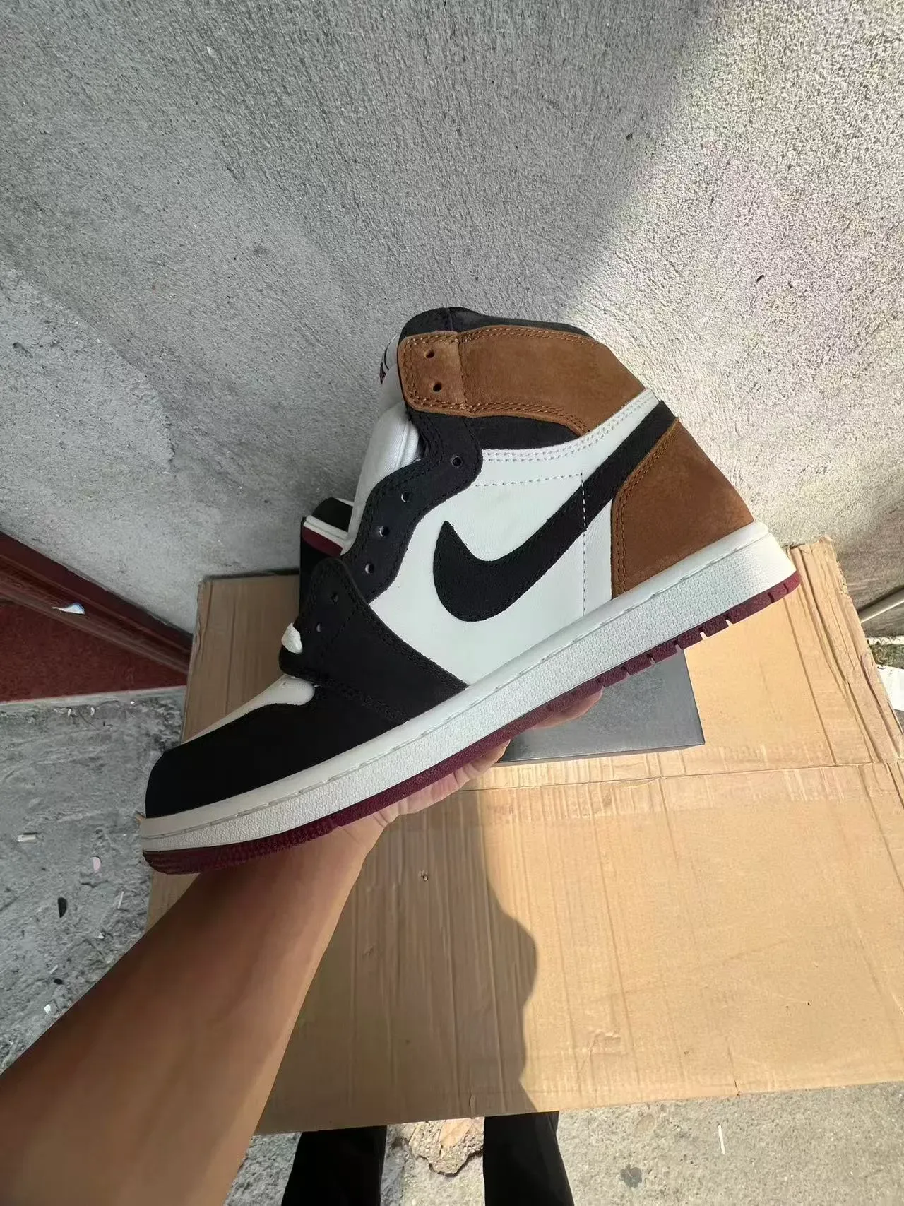 Air Jordan 1 أحذية كرة السلة عالية بلون أبيض وبني من السويد والجلد بانيلات 5