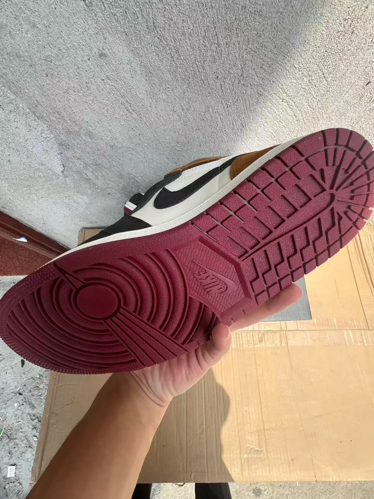 Air Jordan 1 أحذية كرة السلة عالية بلون أبيض وبني من السويد والجلد بانيلات 6