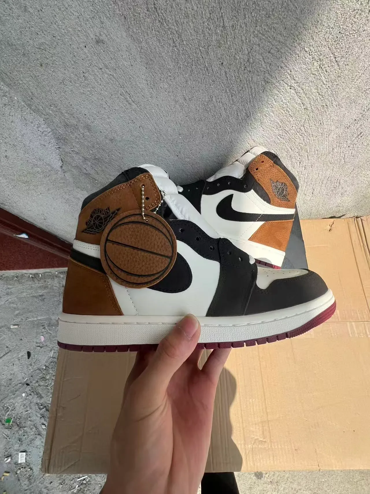 Air Jordan 1 أحذية كرة السلة عالية بلون أبيض وبني من السويد والجلد بانيلات 7