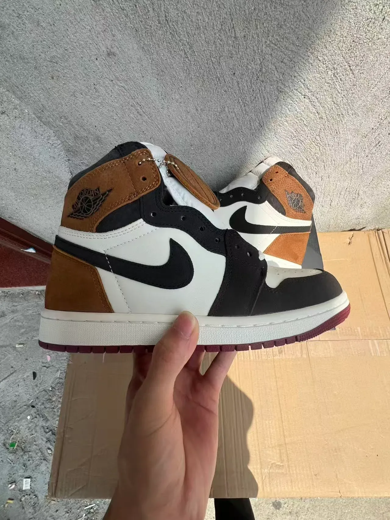 Air Jordan 1 أحذية كرة السلة عالية بلون أبيض وبني من السويد والجلد بانيلات 8