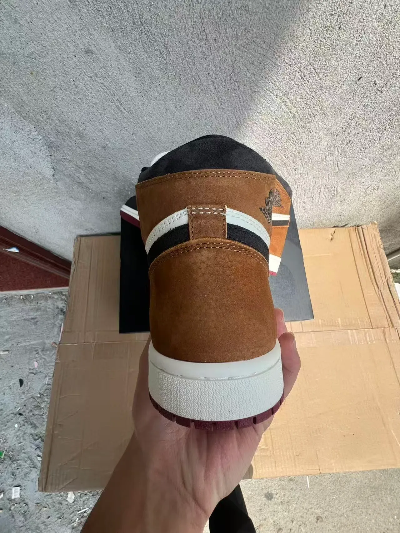 Air Jordan 1 أحذية كرة السلة عالية بلون أبيض وبني من السويد والجلد بانيلات 9