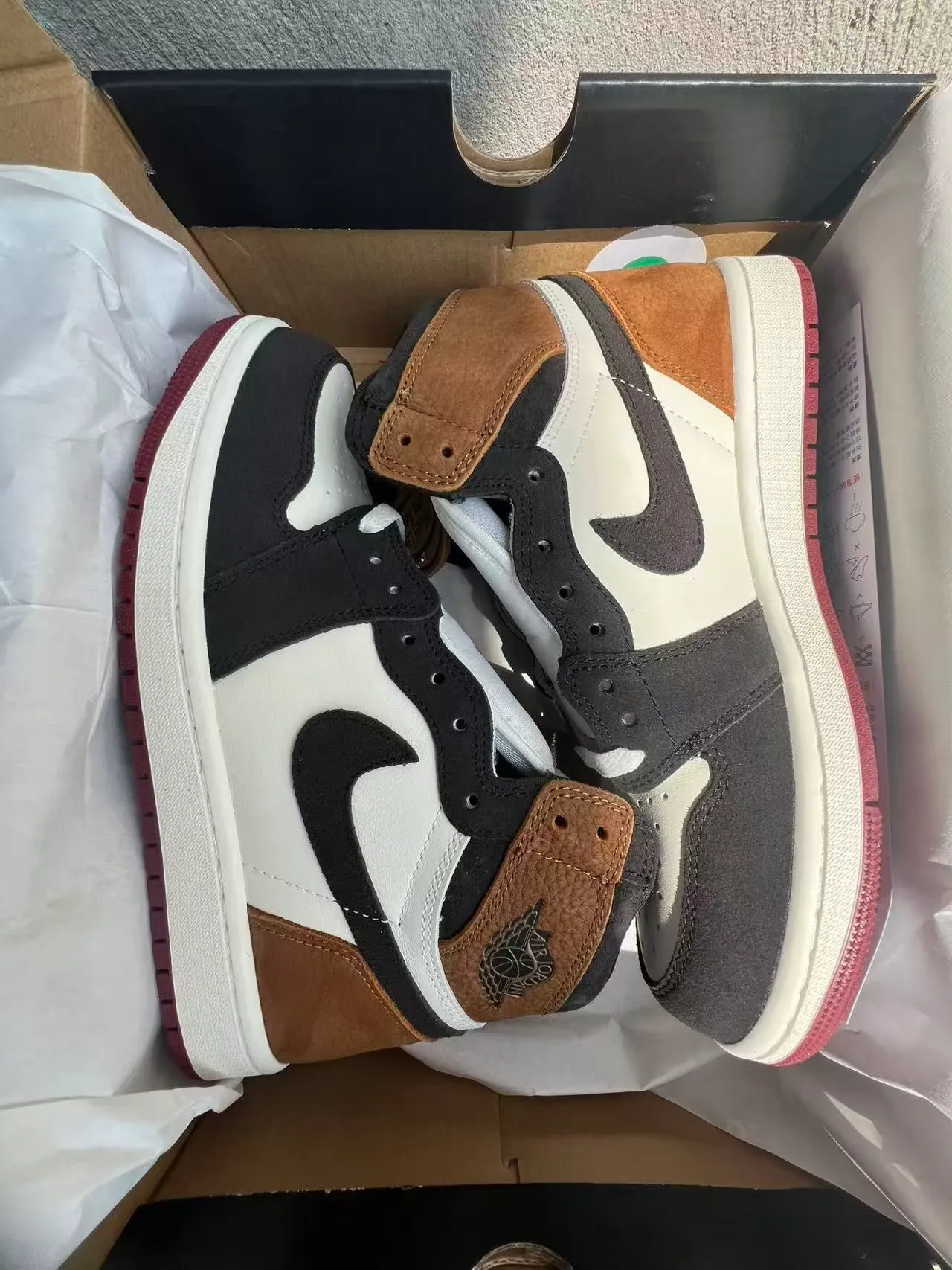 Air Jordan 1 أحذية كرة السلة عالية بلون أبيض وبني من السويد والجلد بانيلات 10