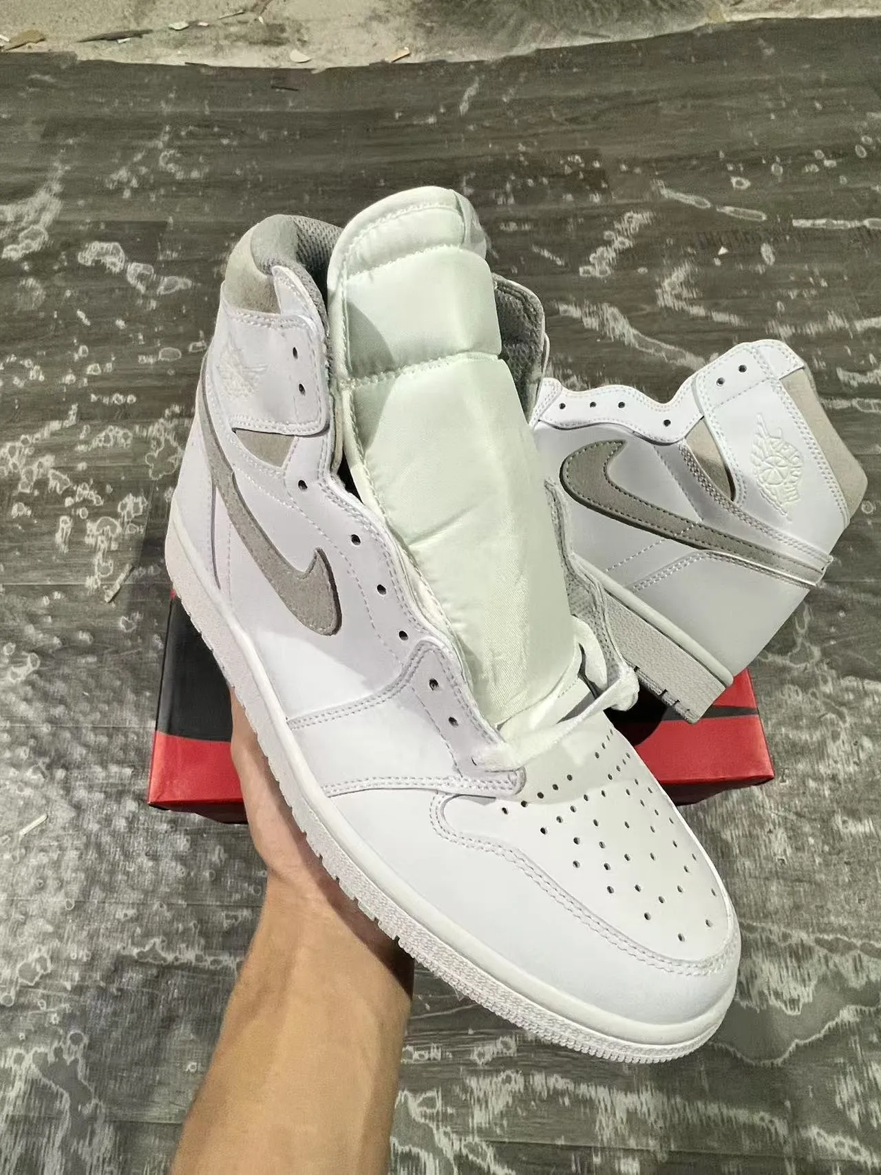 حذاء كرة السلة Air Jordan 1 أبيض رمادي فاتح 2