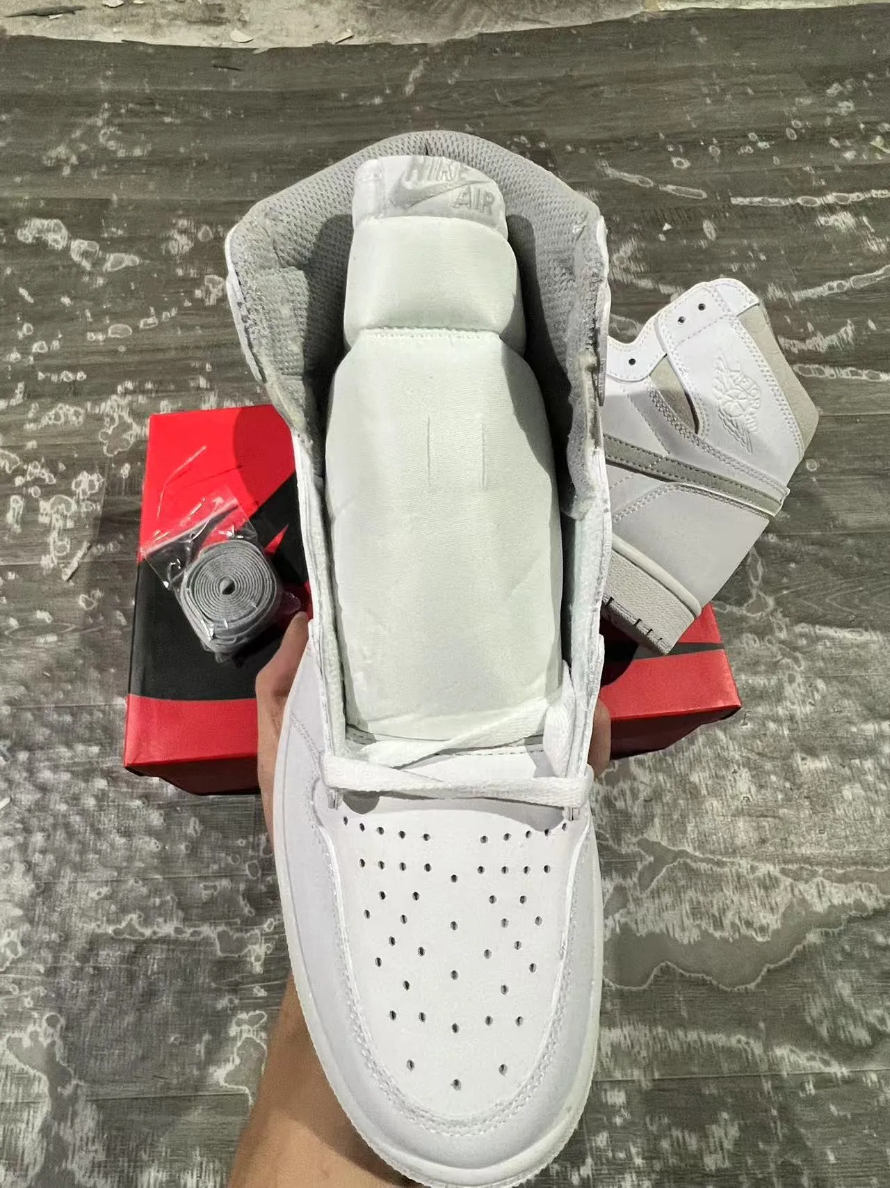 حذاء كرة السلة Air Jordan 1 أبيض رمادي فاتح 3