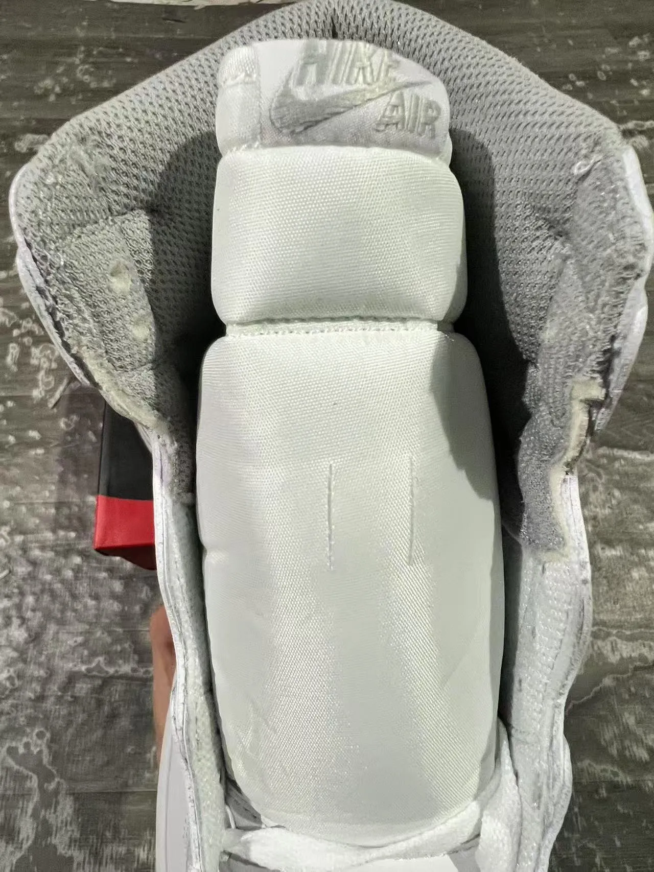 حذاء كرة السلة Air Jordan 1 أبيض رمادي فاتح 4