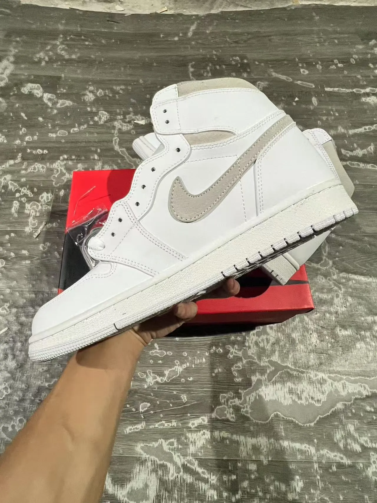 حذاء كرة السلة Air Jordan 1 أبيض رمادي فاتح 5