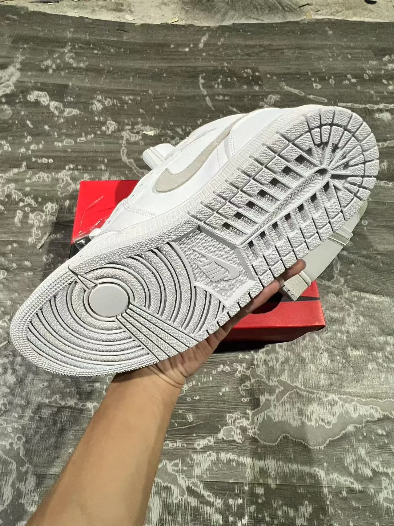 حذاء كرة السلة Air Jordan 1 أبيض رمادي فاتح 6