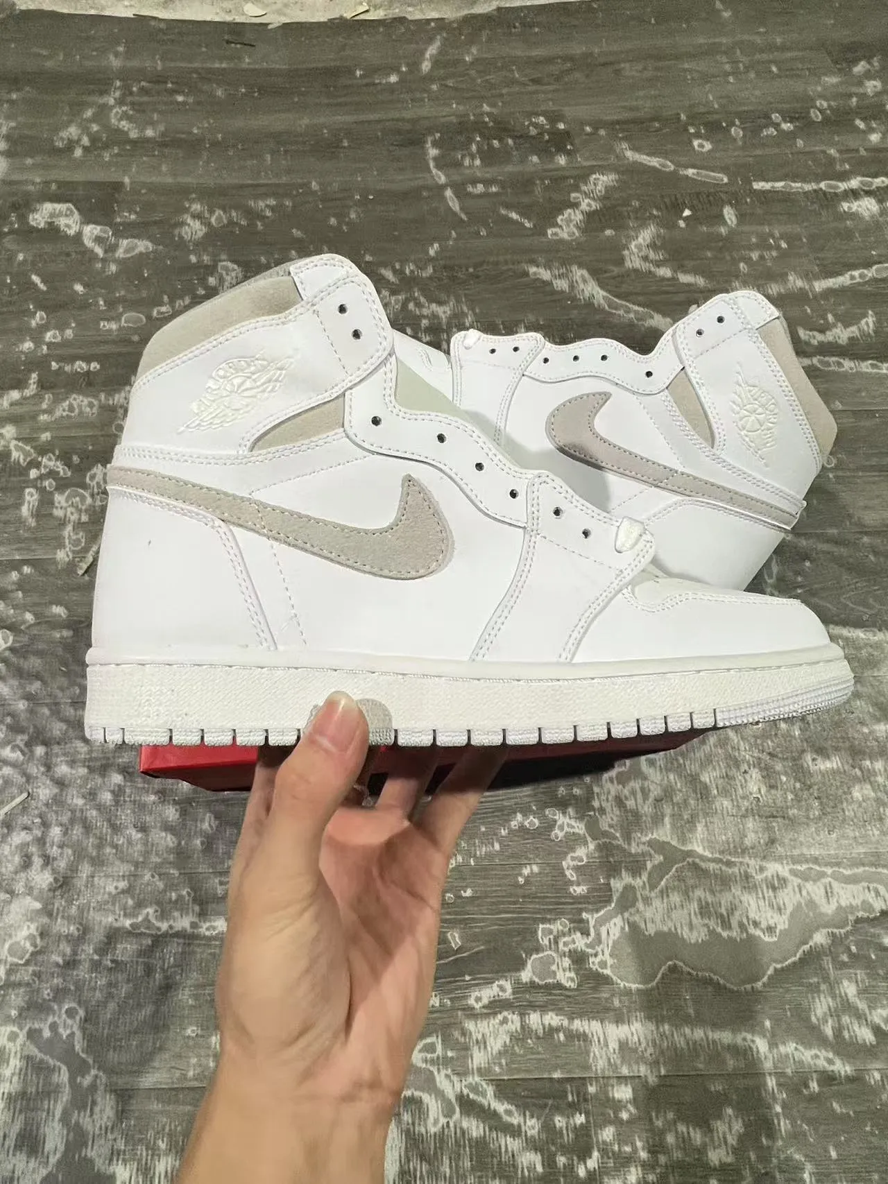 حذاء كرة السلة Air Jordan 1 أبيض رمادي فاتح 7