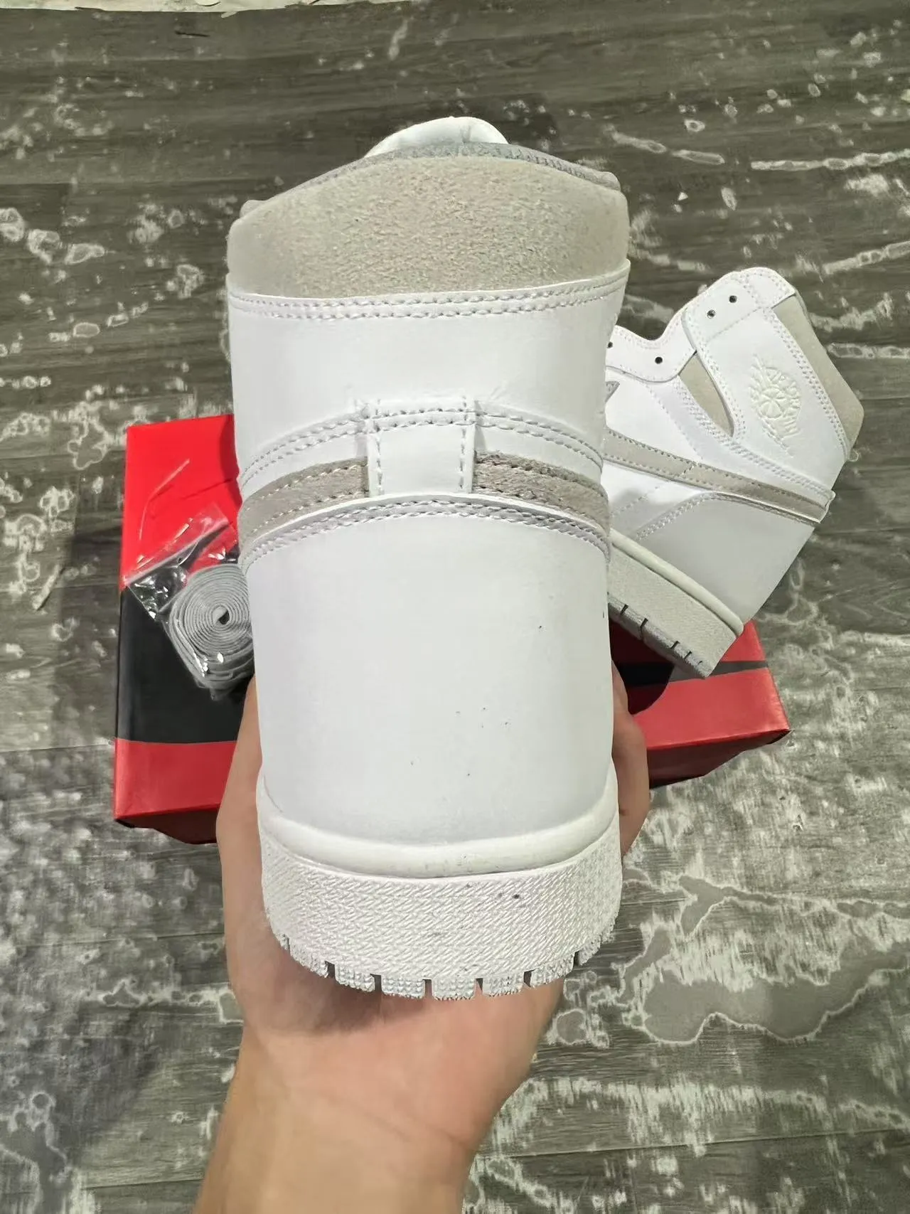 حذاء كرة السلة Air Jordan 1 أبيض رمادي فاتح 8