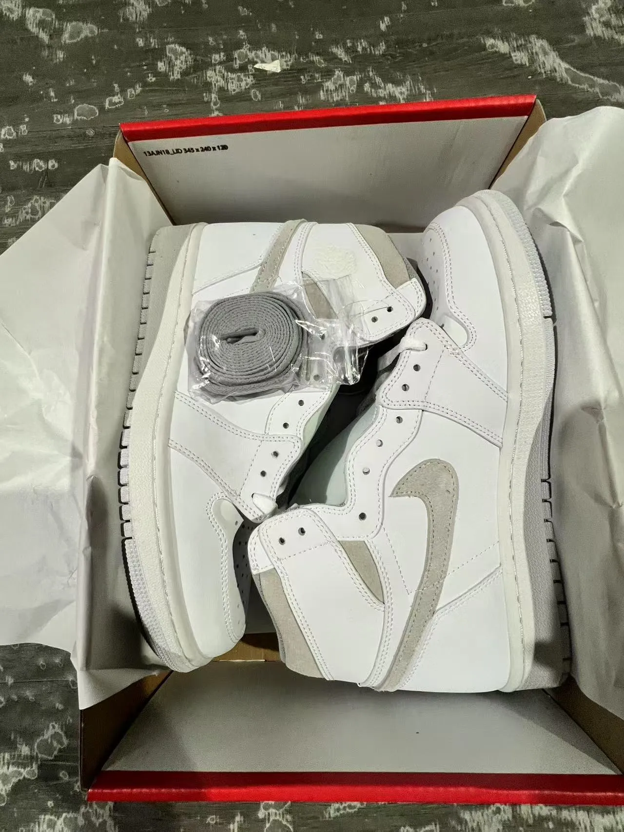 حذاء كرة السلة Air Jordan 1 أبيض رمادي فاتح 9